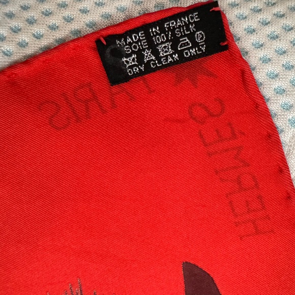 Hermès
Silk scarf
Very good condition
Red, Silk - Picture 3 of 4